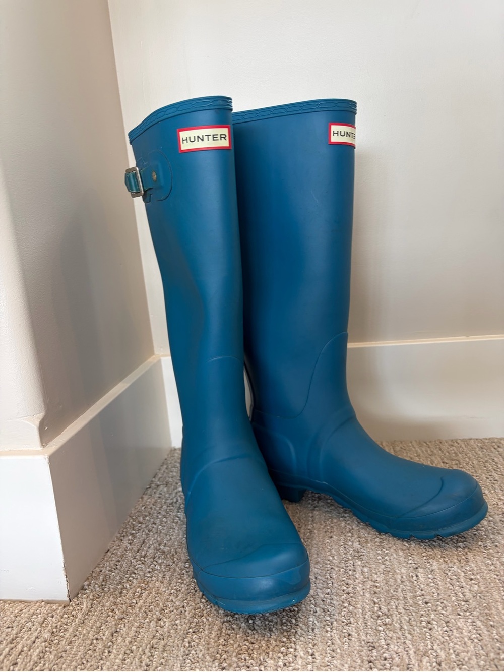 Cute! HUNTER TALL Boots in Pretty Teal Blue. Size 7. Great All Season Boot.